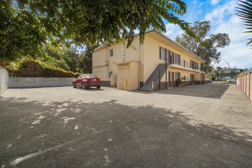 More Photos Of 1143 W 28th St, Los Angeles Multifamily For Sale
