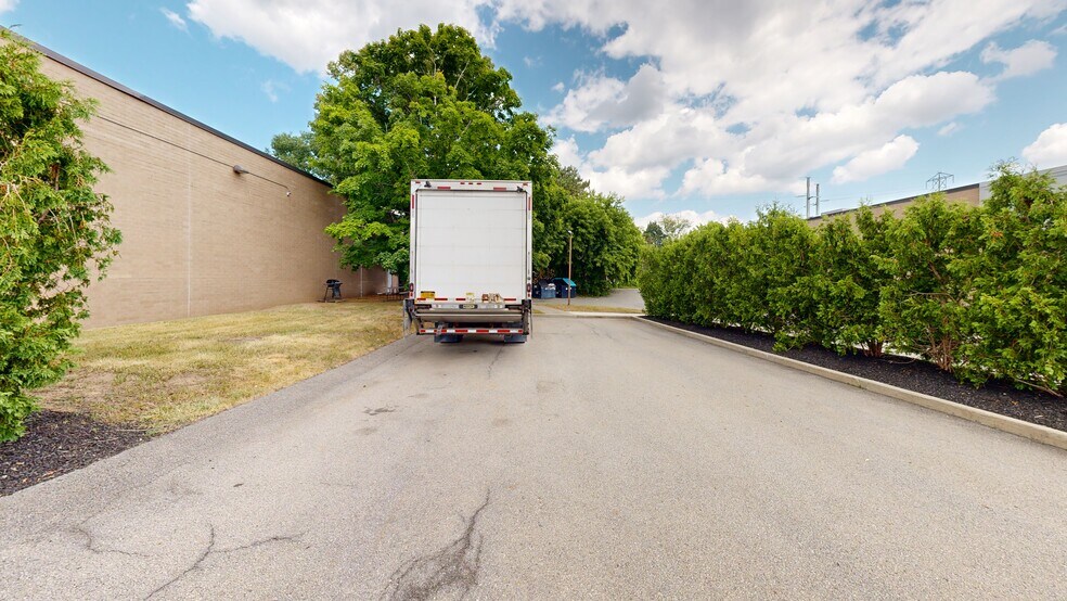 More Photos Of 151 Wolf Rd, Colonie Freestanding For Sale