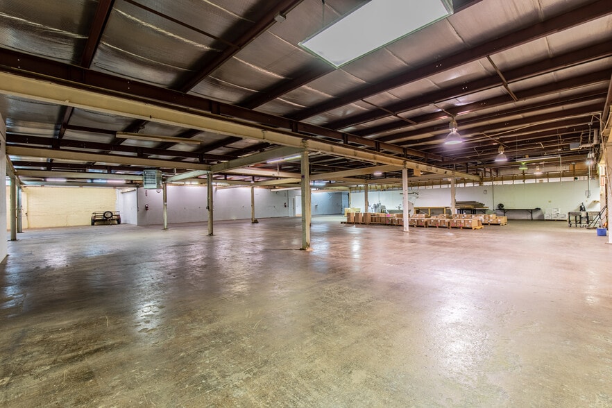 More Photos Of 825 N Pleasant St, Princeton Flex For Sale