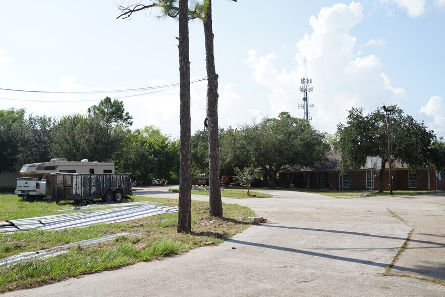 More Photos Of 2701 Charles Ln, Sugar Land Warehouse For Lease