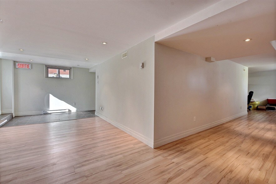 More Photos Of 510-512 Décarie Boul, Saint-Laurent Loft Creative Space For Sale