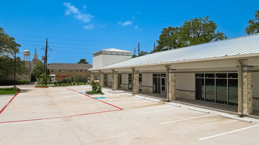 More Photos Of 910 East Ave, Katy Showroom For Lease