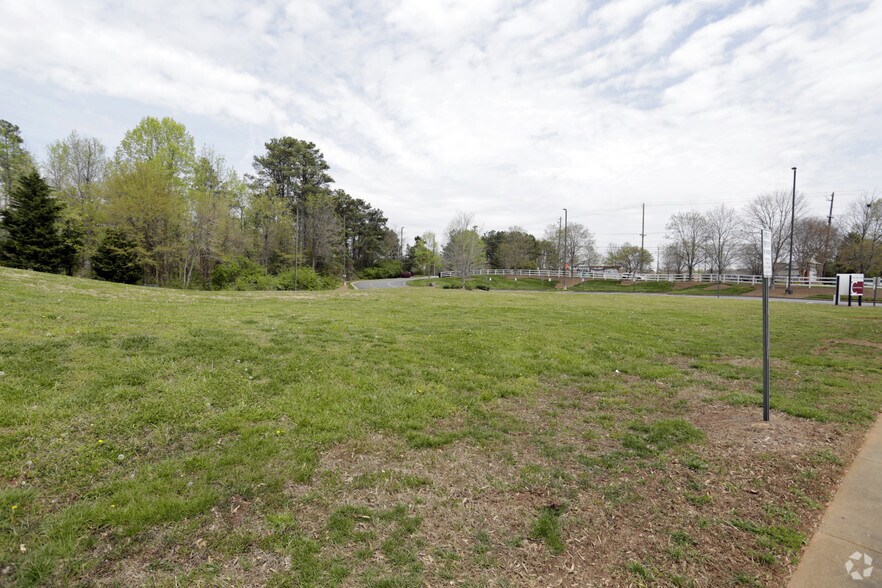 More Photos Of 885 Woodstock Rd, Roswell Land For Lease