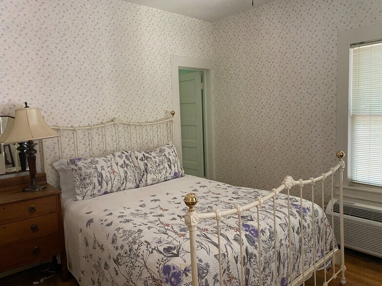 More Photos Of 205 SW Barnard St, Glen Rose Hotel For Sale