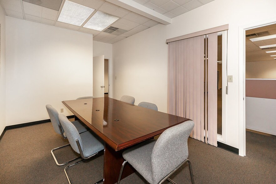 More Photos Of 8901 Washington St, Kansas City Showroom For Sale