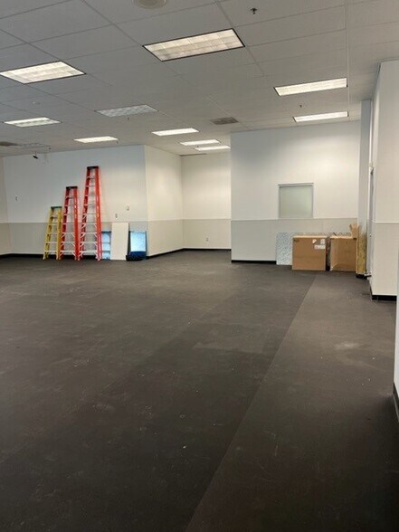 More Photos Of 6095 SE Tualatin Valley Hwy, Hillsboro Health Club For Lease