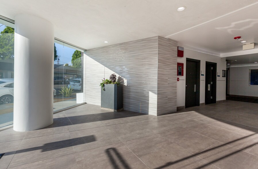 More Photos Of 864 S Robertson Blvd, Los Angeles Medical For Lease