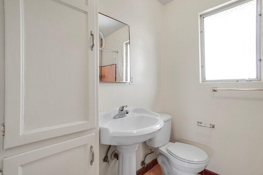 More Photos Of 6705 De Longpre Ave, Los Angeles Apartments For Sale