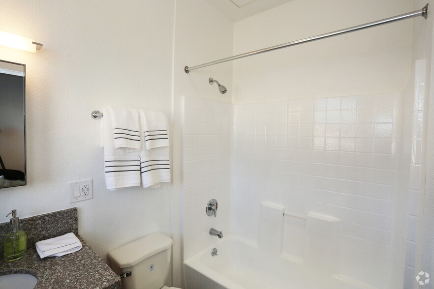 More Photos Of 5529-5533 Hollywood Blvd, Los Angeles Apartments For Lease