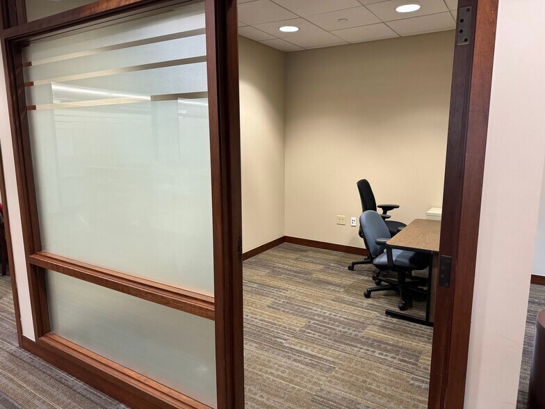 More Photos Of 109 Veterans Pky, Yorkville Office For Lease