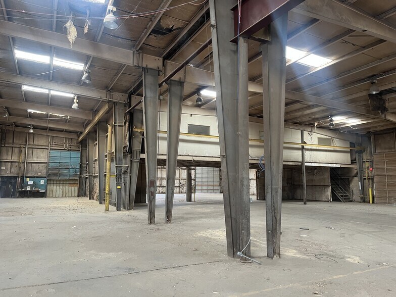 More Photos Of 1012 E Waylon Jennings Blvd, Littlefield Industrial For Sale