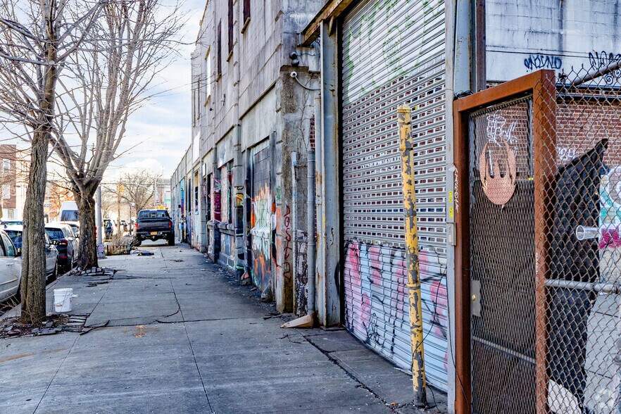 More Photos Of 100 Hinsdale St, Brooklyn Warehouse For Lease