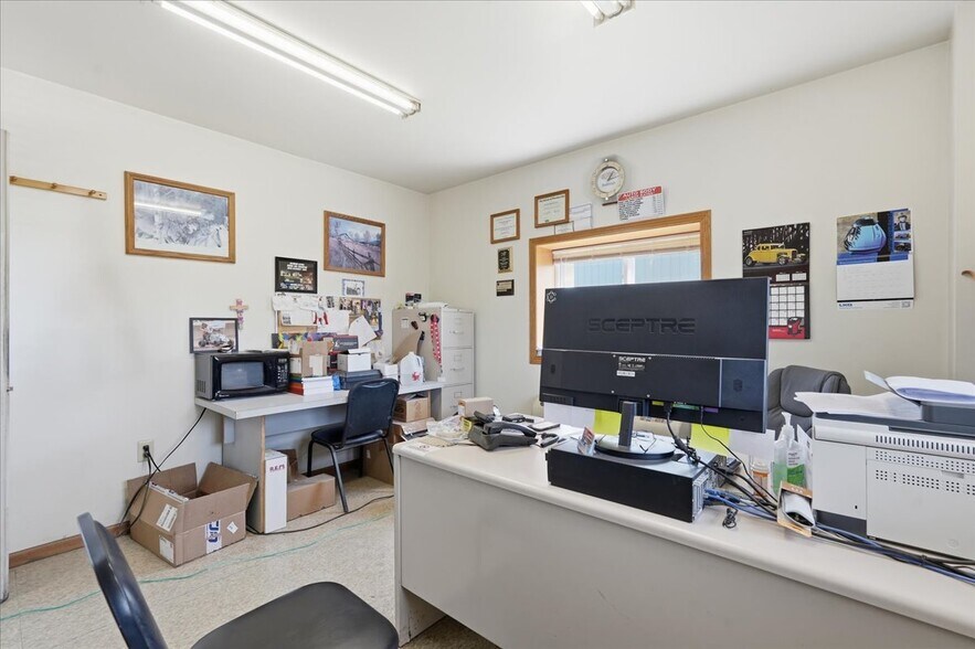 More Photos Of 590 Commercial Ave, Waterloo Auto Repair For Sale