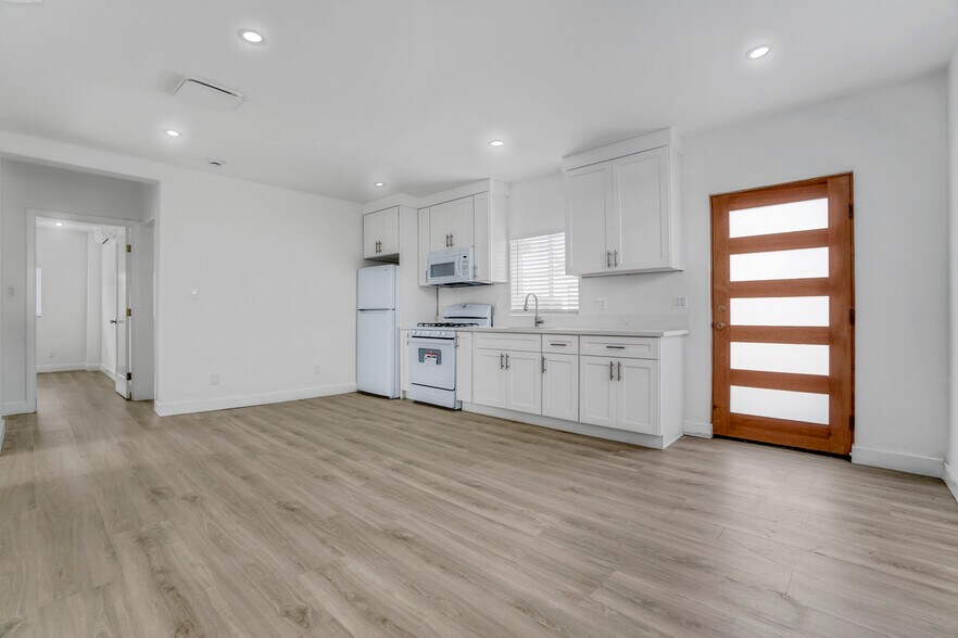 More Photos Of 162 W 65th St, Los Angeles Multifamily For Sale