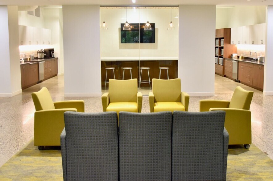 More Photos Of 9855 W 78th St, Eden Prairie Office For Lease