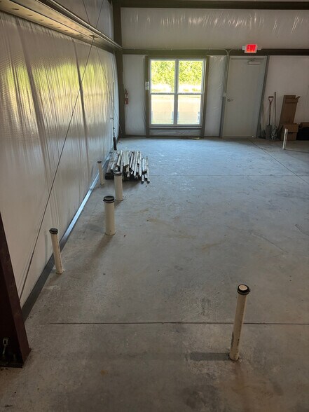 More Photos Of 120 Cox Dr, Yorktown Warehouse For Lease