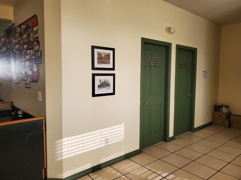 More Photos Of 24 Market Sq, South Paris Office For Sale