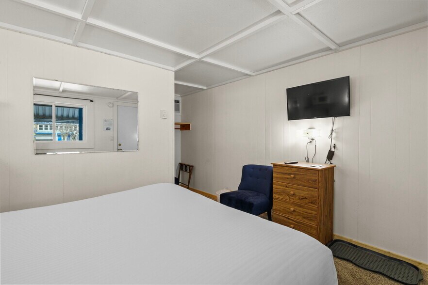 More Photos Of 180 Main St, North Woodstock Hotel For Sale