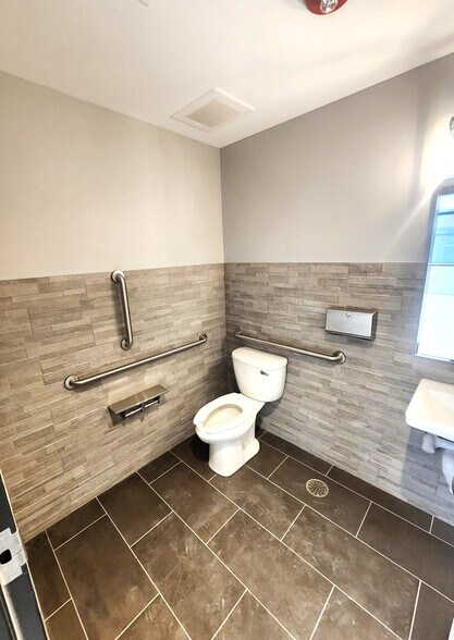 More Photos Of 897 US Highway 287, Broomfield Medical For Sale