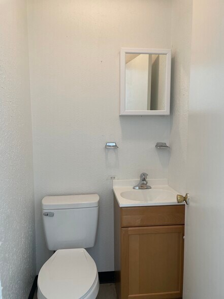 More Photos Of 1310 Central Ave, Middletown Storefront Retail Office For Lease