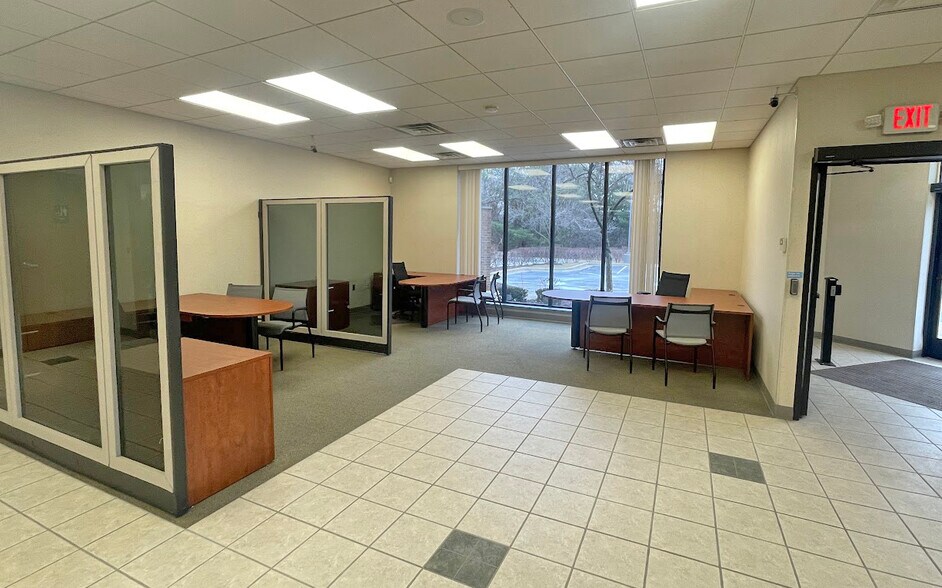 More Photos Of 23890 Novi Rd, Novi Bank For Sale