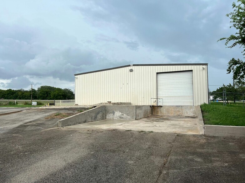 More Photos Of 1974 US Hwy 90, Seguin Self Storage For Lease