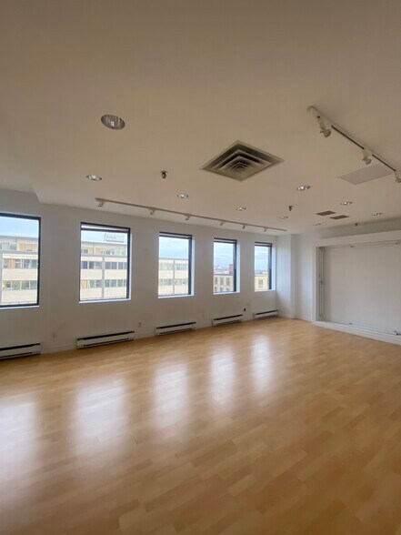 More Photos Of 555 Rue Chabanel O, Montréal Office For Sale
