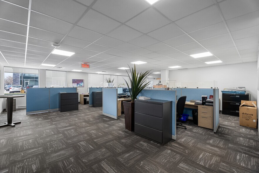More Photos Of 4505 Boul Métropolitain E, Montréal Office For Sale