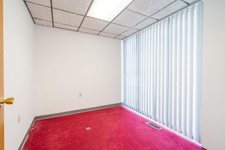 More Photos Of 1080 Caroline Dr, Washington Office For Sale