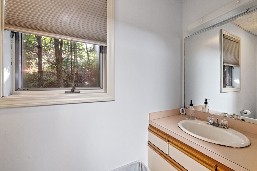 More Photos Of 214 Lake St, Bristol Office For Sale