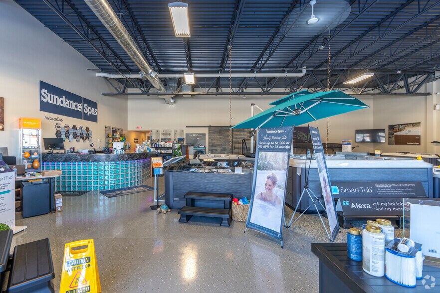 More Photos Of 500-520 N Westhill Blvd, Appleton Storefront Retail Office For Sale