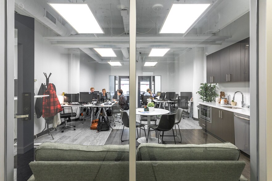 More Photos Of 55 Monument Cir, Indianapolis Office For Lease