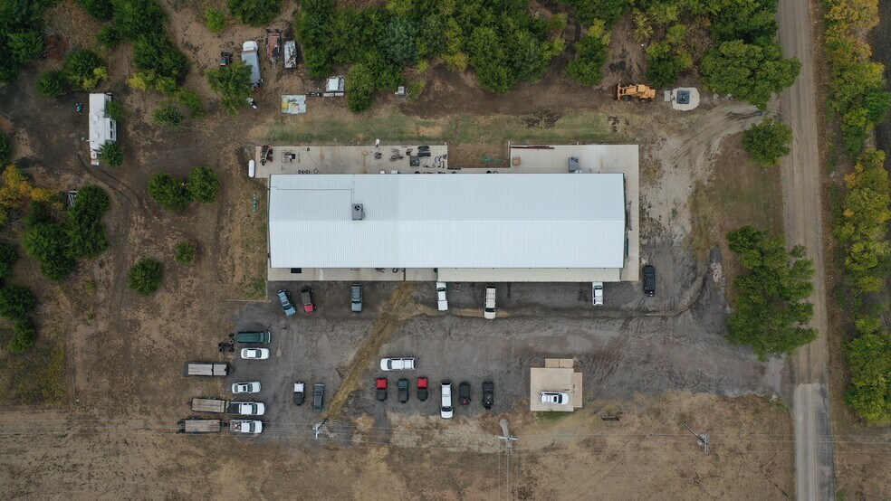 More Photos Of 902 Elliott Rd, Sherman Industrial For Lease