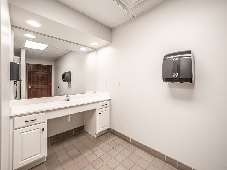 More Photos Of 1420 Kimber Ln, Evansville Office For Sale