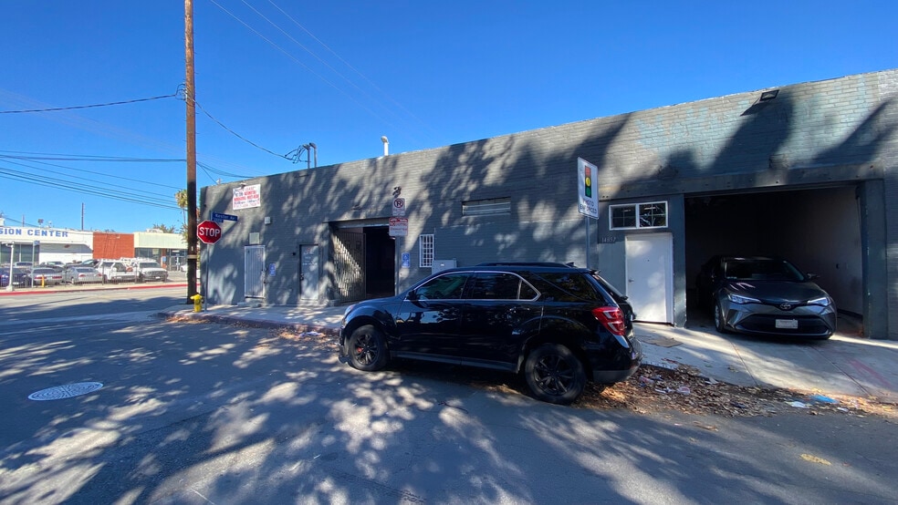 More Photos Of 14850 Calvert St, Van Nuys Service For Lease