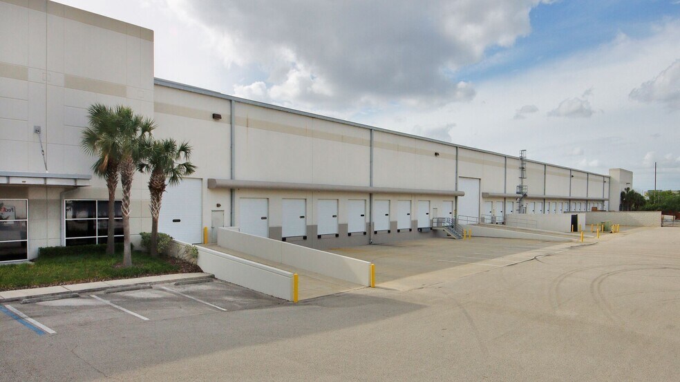 Primary Photo Of 601 Gills Dr, Orlando Distribution For Lease