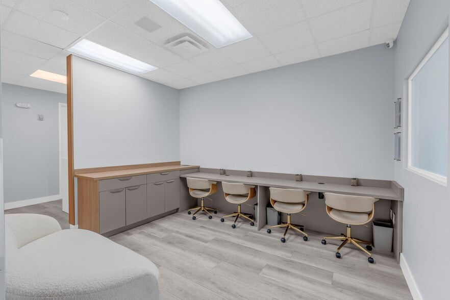 More Photos Of 2295 S Hiawassee Rd, Orlando Office For Sale