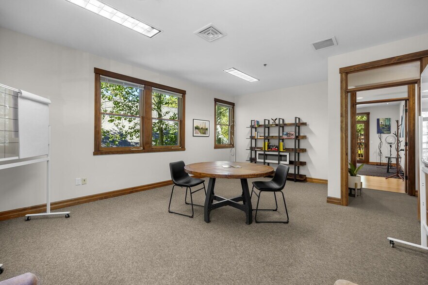 More Photos Of 750 Buckaroo Trl, Sisters Office For Sale