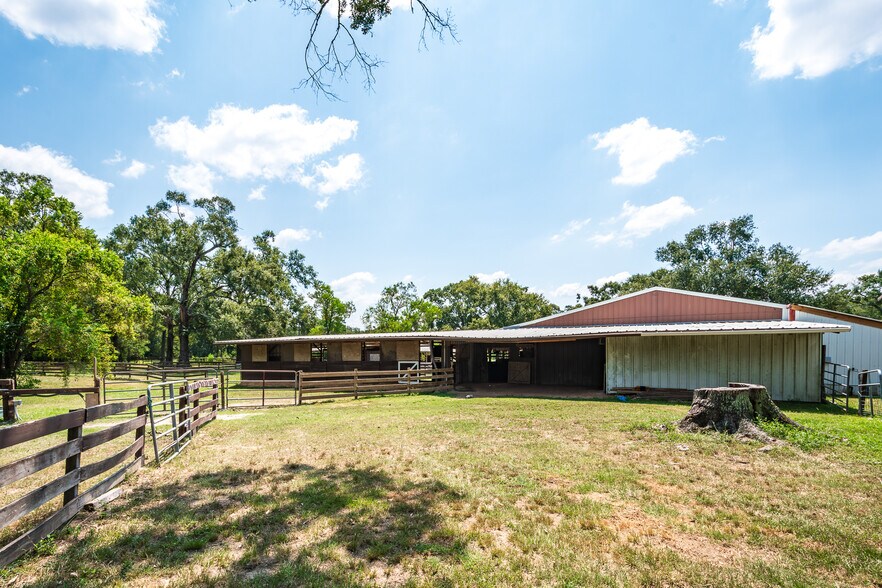 More Photos Of 16410 FM 1485 Rd, Conroe Veterinarian Kennel For Sale