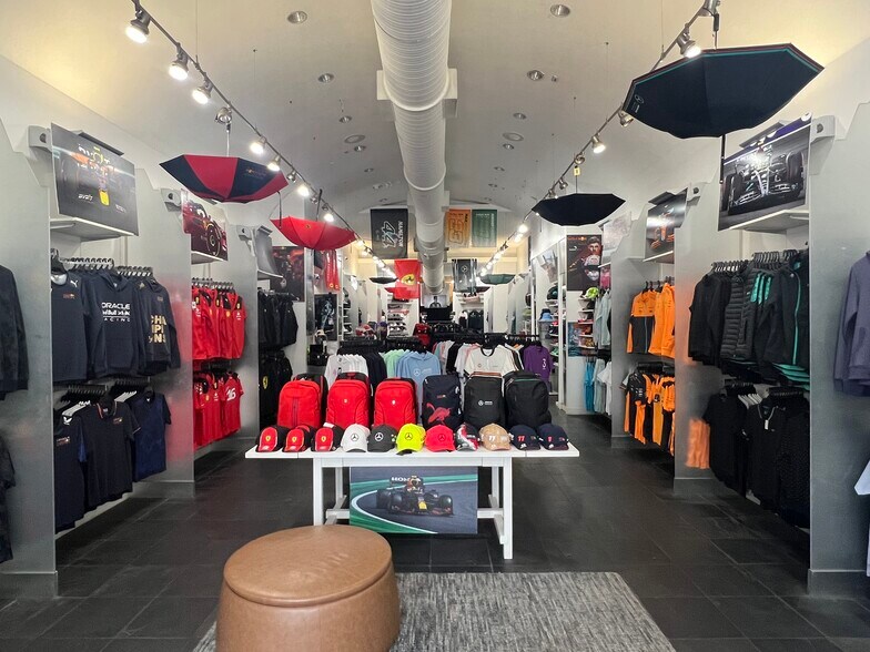 More Photos Of 716-720 Lincoln Rd, Miami Beach Storefront For Lease