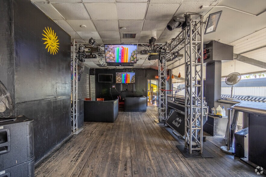 More Photos Of 266 S Palm Canyon Dr, Palm Springs Restaurant For Sale