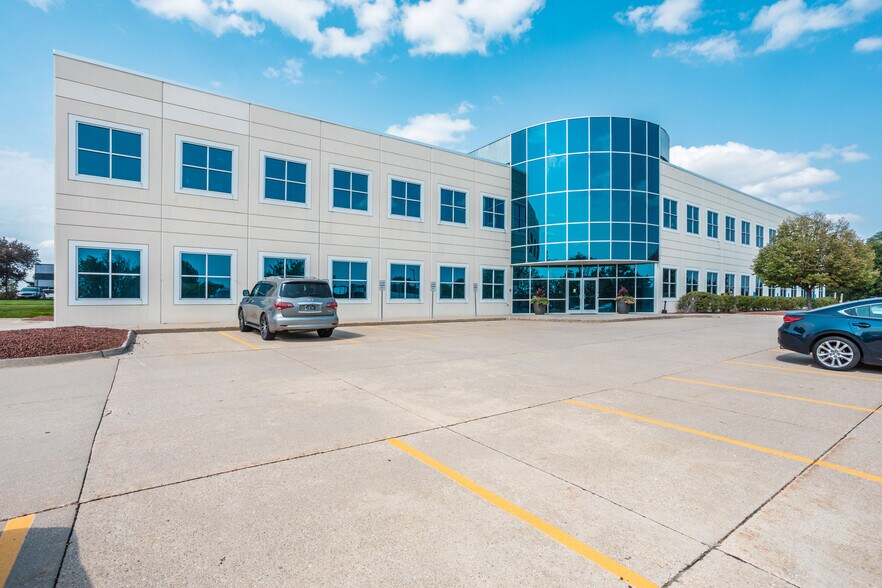 Primary Photo Of 4135 NW Urbandale Dr, Urbandale Office For Sale