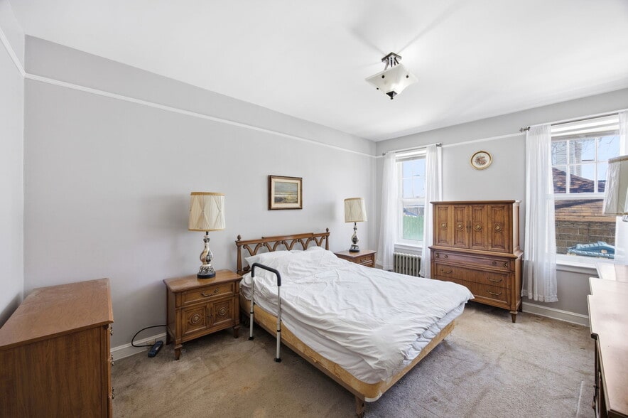 More Photos Of 7861 75th St, Glendale Multifamily For Sale