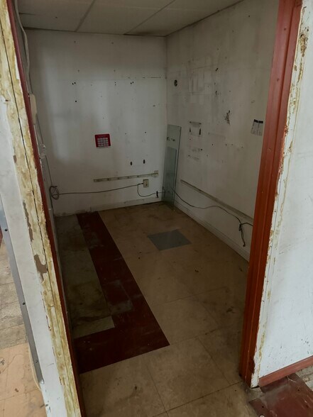 More Photos Of 328 48th St, Union City Storefront Retail Residential For Lease