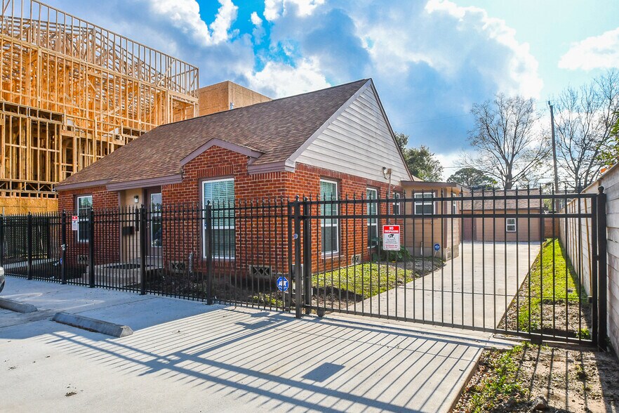 More Photos Of 4928 Old Spanish Trl, Houston Office For Sale