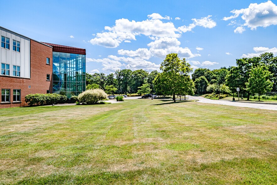 More Photos Of 2 Delorme Dr, Yarmouth Flex For Sale