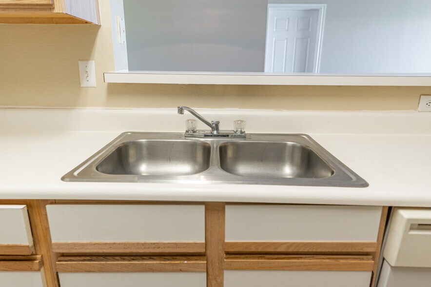 More Photos Of 300 Madison Ave, Childress Apartments For Sale