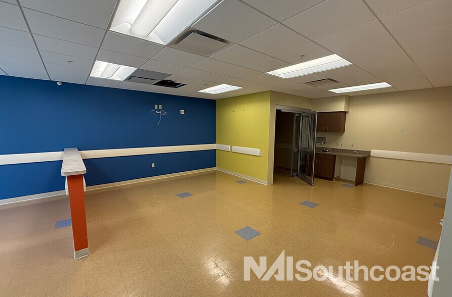More Photos Of 955 10th Ave N, Naples Medical For Lease
