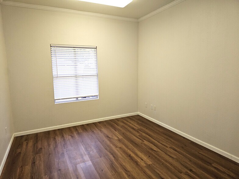 More Photos Of 150 W Shadowbend Ave, Friendswood Office For Lease