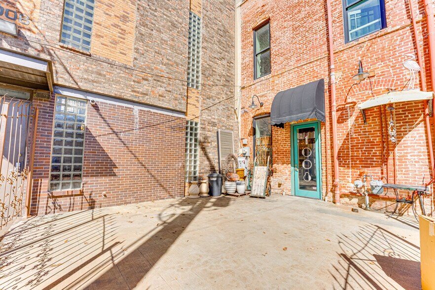 More Photos Of 1008 E 15th St, Plano Storefront Retail Office For Sale